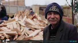 Joszéf is blij, met het ontvangen brandhout komt hij warm de winter door